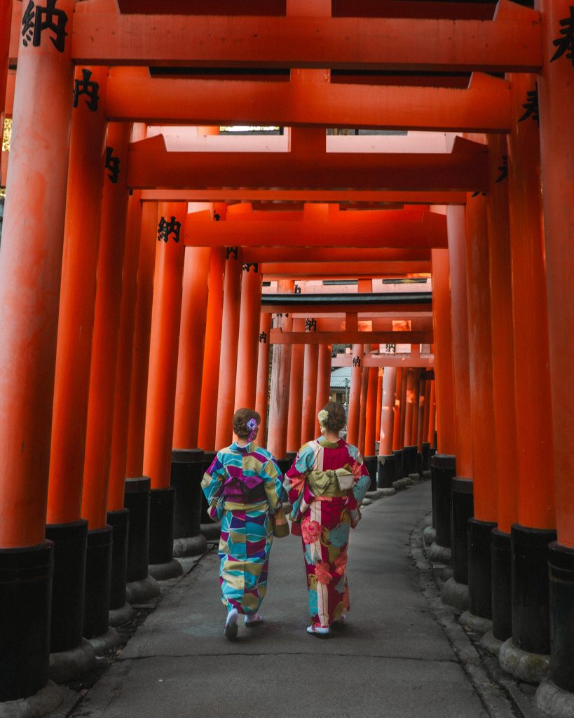 2 geisha in Fushimi Inari in Kyoto, Japan