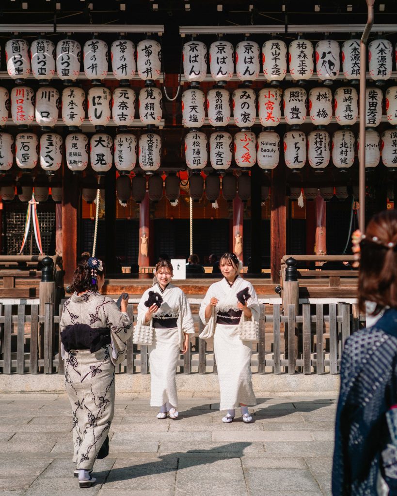 Geishas in Yasaka Pagoda in Kyoto