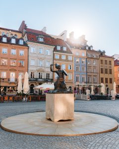 Syrenka in Warsaw Old Town in the morning light
