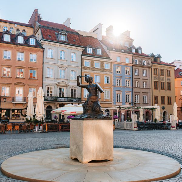 Syrenka in Warsaw Old Town in the morning light