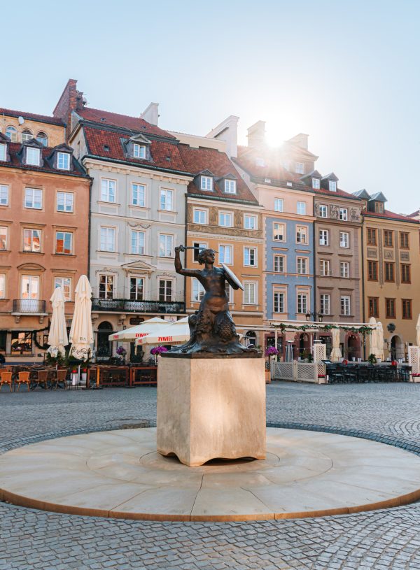 Syrenka in Warsaw Old Town in the morning light
